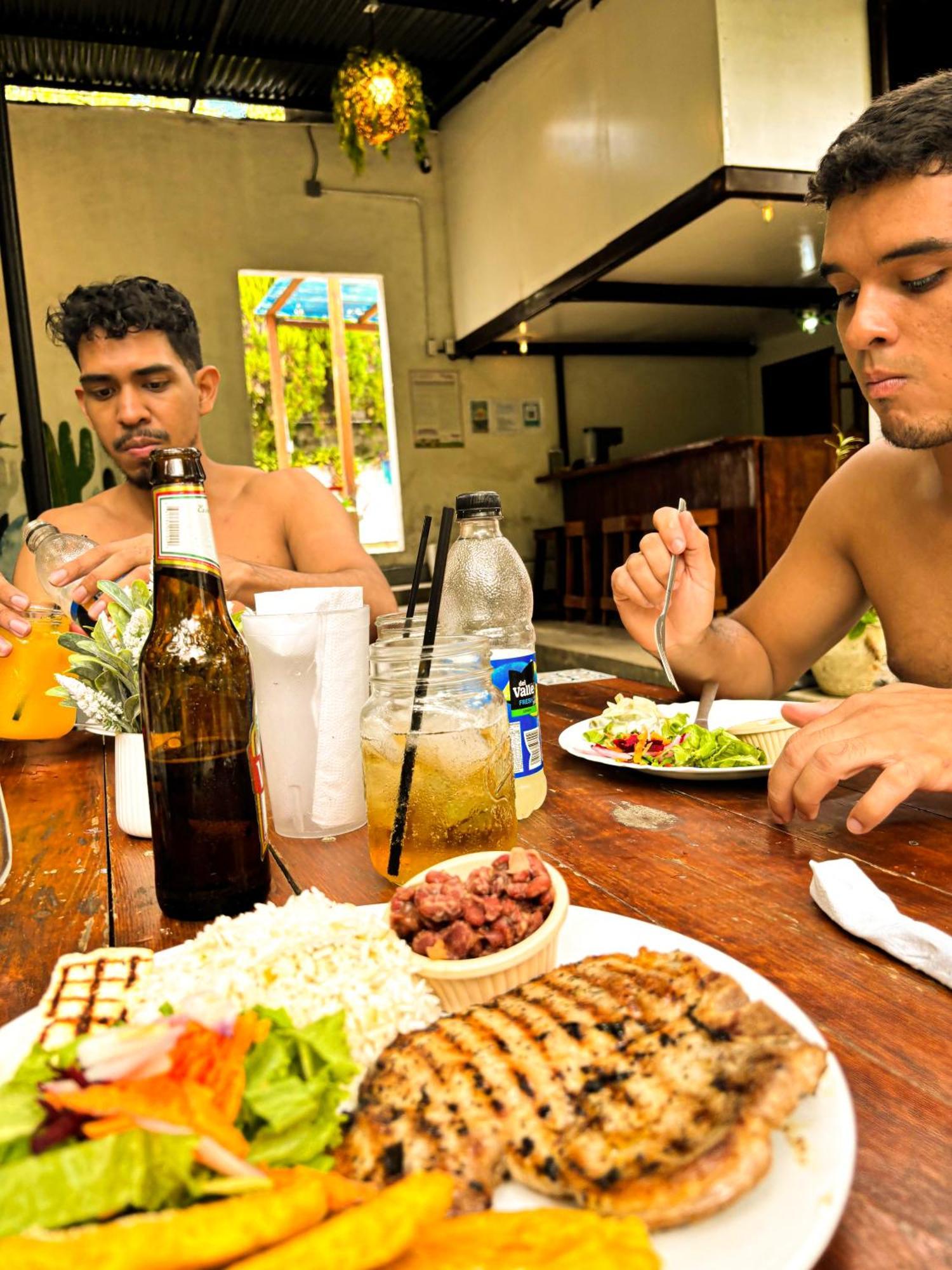 Hostal El Rio León Eksteriør bilde